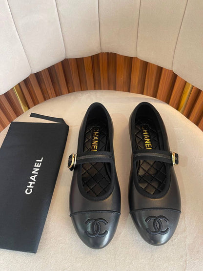 CHANEL
Master quality 
Size: 36 to 41
450 dhs✅

Zain318
♥️♥️♥️