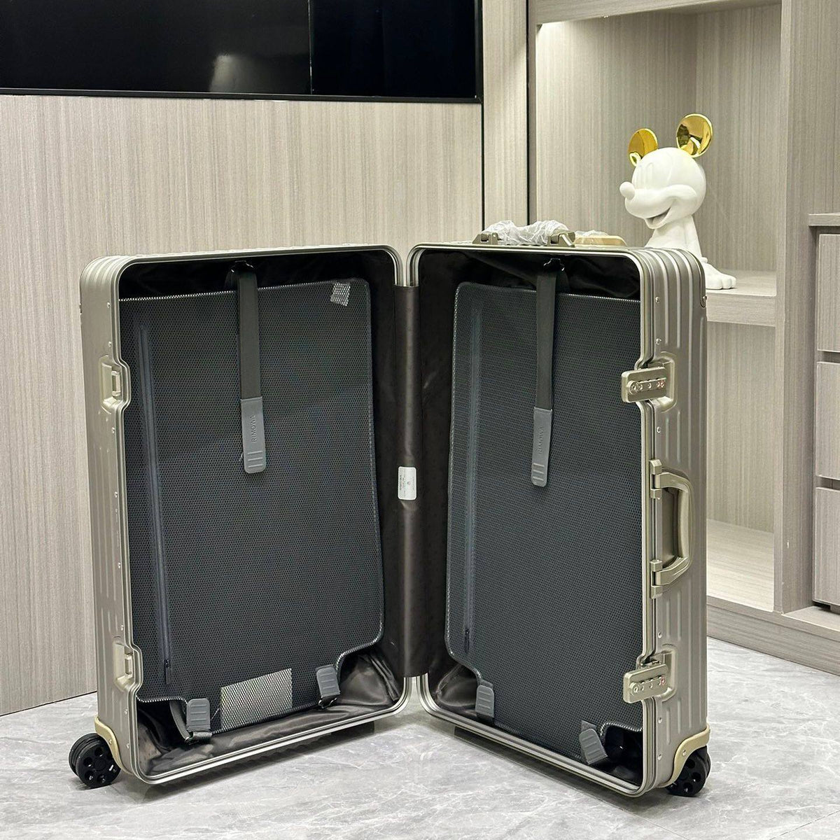 Rimowa
Super Master quality 

Small 790 dhs

Medium 890 dhs

Large 990 dhs 

Zain250
♥️♥️♥️