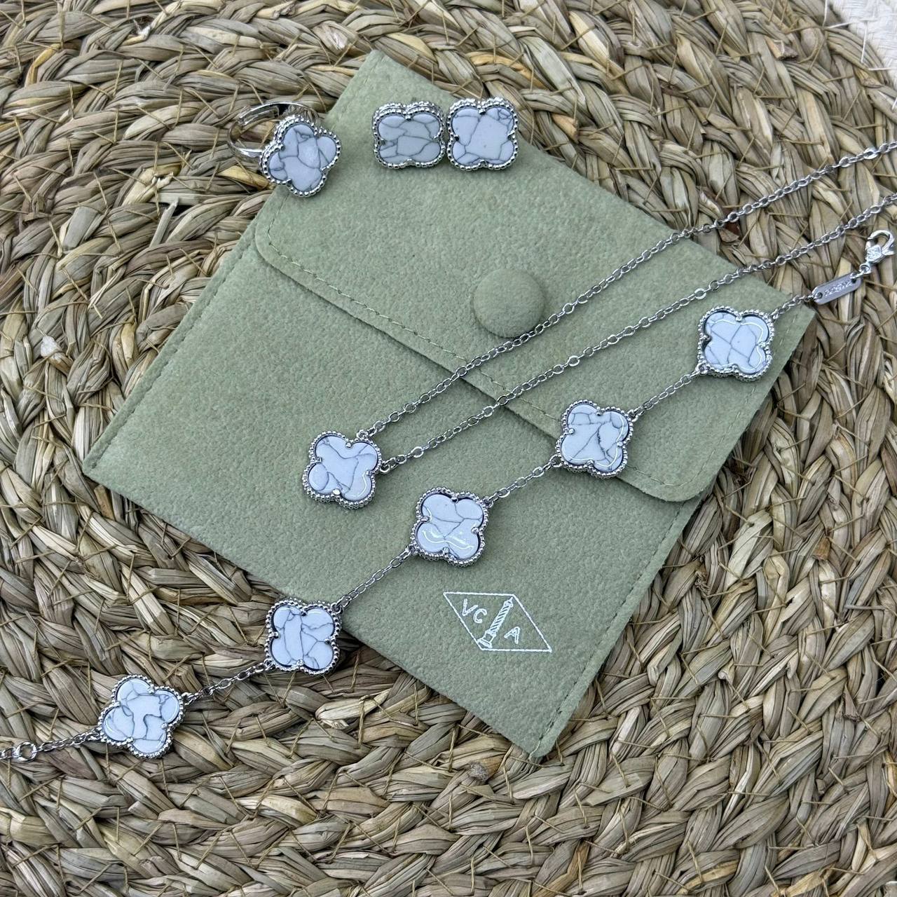 VCA SET ❤️‍🔥*
Necklace 🌸
Earring ✨
Bracelet 🍁
Ring 💍 free size ❣️
Stainless Steel 💯
Non tarnish 💯
With normal boxes 📦 
45 dhs🪙🌨️
With master box 🗃️ 
80 dhs🪙🌨️

Zain216
♥️♥️♥️
