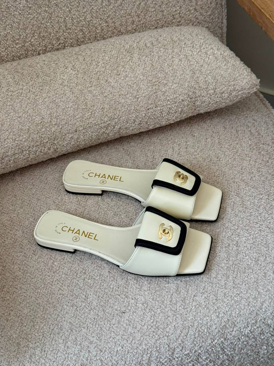 Chanel 🖤
✨ 𝐍𝐞𝐰 𝐂𝐨𝐥𝐥𝐞𝐜𝐭𝐢𝐨𝐧
✨ 𝐒𝐮𝐩𝐞𝐫 𝐌𝐚𝐬𝐭𝐞𝐫 𝐐𝐮𝐚𝐥𝐢𝐭𝐲
✨ 𝐀𝐯𝐚𝐢𝐥𝐚𝐛𝐥𝐞 𝐍𝐨𝐰
✨ 𝐒𝐢𝐳𝐞𝐬: 𝟑𝟔 — 𝟒𝟏
450 dhs✅

Zain298
♥️♥️♥️