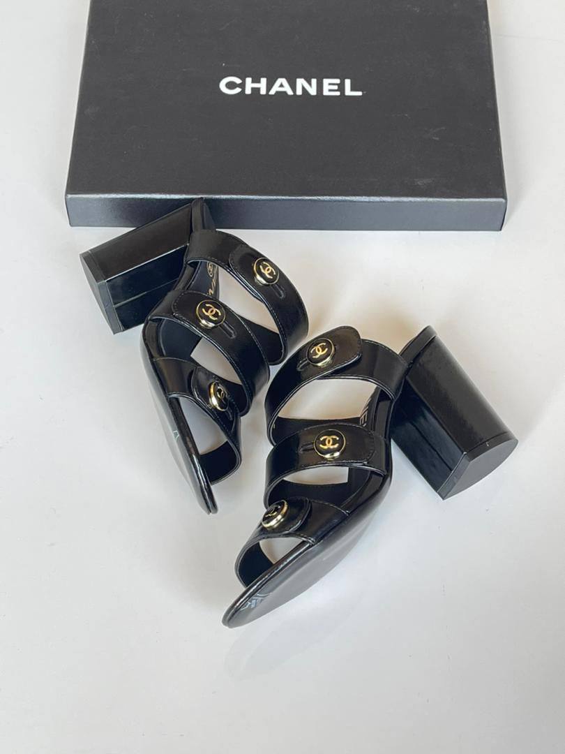 CHANEL 
SuperMaster Quality 💯
450 dhs❣️
Size: 36-41💥

Zain171
♥️♥️♥️