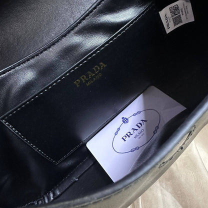 Prada

With box 
🎁🎁🎁

85 dhs❣️

Zain39
♥️♥️♥️