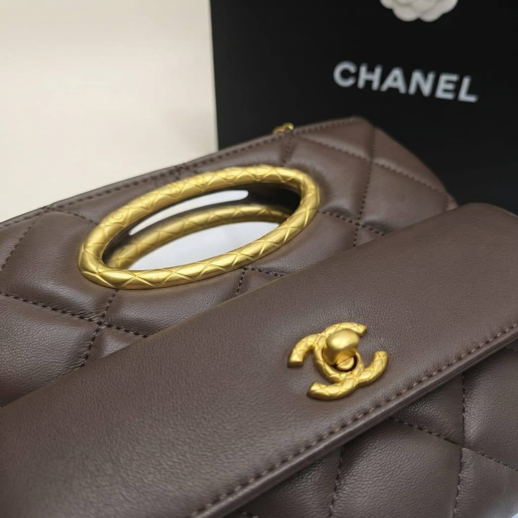 Chanel 24B ᴄʟᴜᴛᴄʜ
ǫᴜɪʟᴛᴇᴅ ʟᴀᴍʙsᴋɪɴ ʟᴇᴀᴛʜᴇʀ
ᴡɪᴛʜ ᴄʜᴀɪɴ sᴛʀᴀᴘ
ɢᴏʟᴅ ʜᴀʀᴅᴡᴀʀᴇ
ᴡɪᴛʜ ᴛᴜʀɴ ʟᴏᴄᴋ ғʀᴏɴᴛ ғʟᴀᴘ
sɪᴢᴇ : 24 cm
ᴡɪᴛʜ BOX

95 dhs🇦🇪🇦🇪

Zain31
♥️♥️♥️