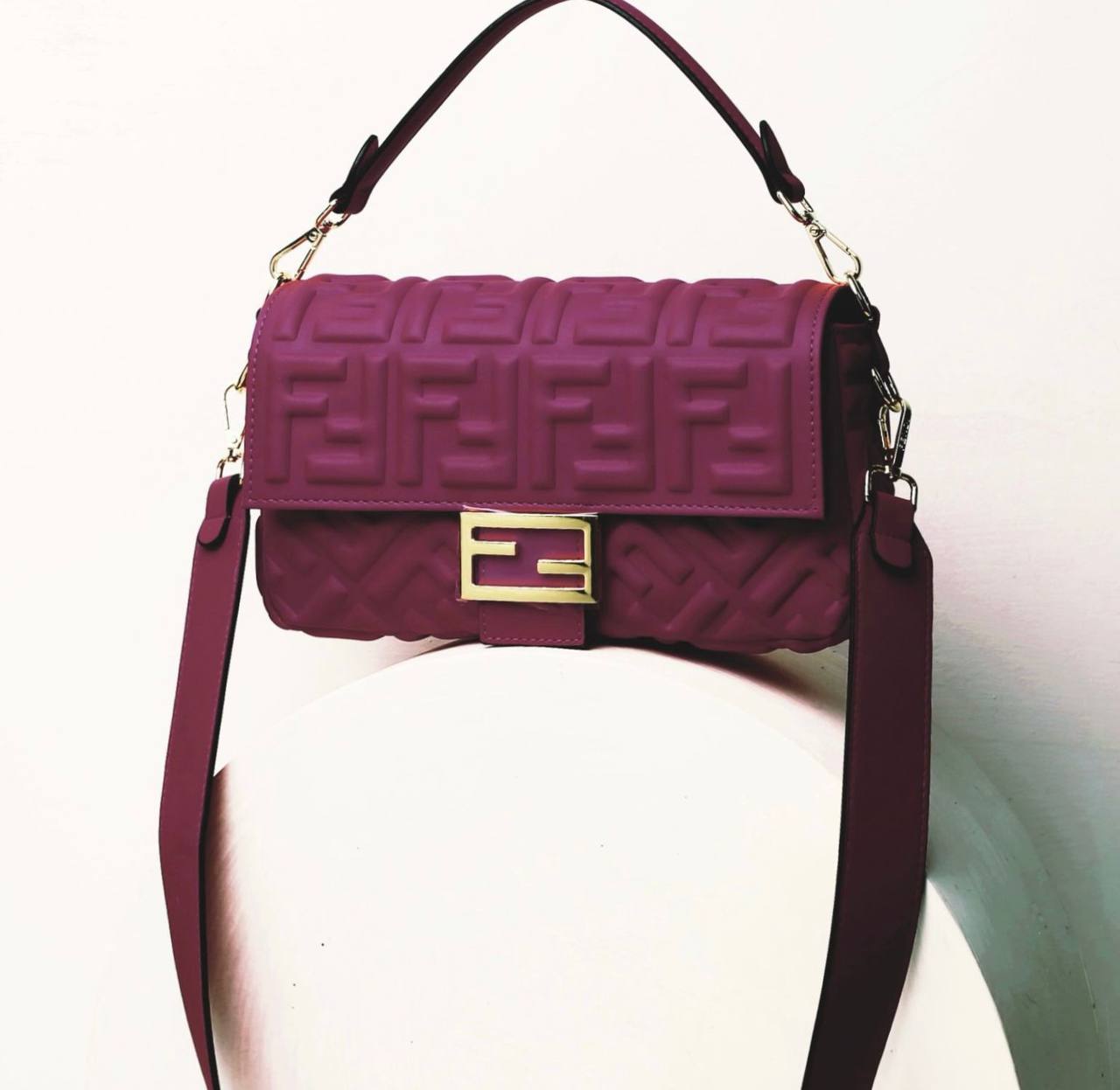 FENDI
 GOOD QUALITY 
WITH BOX
🎁🎁🎁

110 dhs✅
SIZE: 26cm

Zain39
♥️♥️♥️
