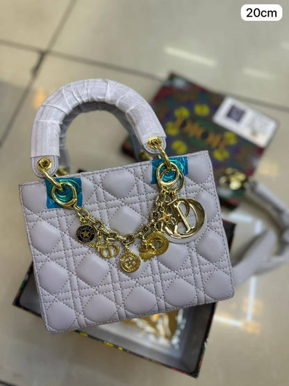 💎 Lady  Dior 
1️⃣ First Quality +🎁
Size: 20 * 17 cm
110 dhs✅
with Box🎁

Zain115
♥️♥️♥️