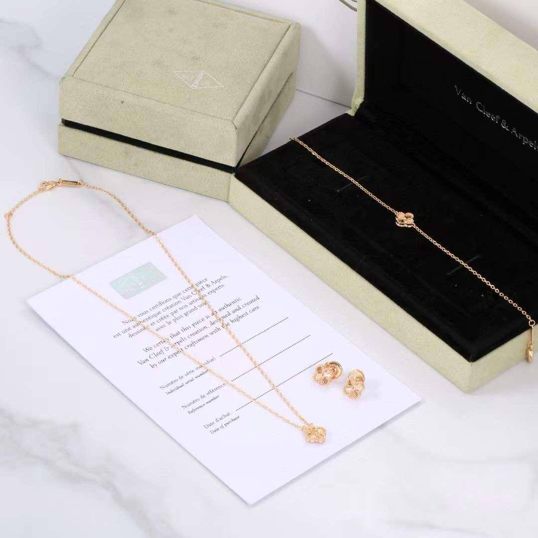 NECKLACE
BRACELET 
EARRINGS
 MINI
VCA SET
125 DHS💓

Zain89
♥️♥️♥️