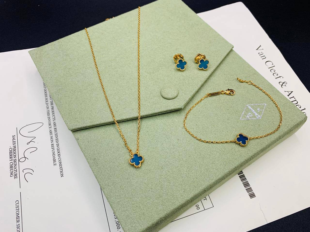 VCA SET 
MINI SIZE
NECKLACE BRACELET EARRINGS
95 DHS🇦🇪🇦🇪💫✨💥
WITH SMALL BOX AND PAPER BAG VCA🎁🛍️

Zain89
♥️♥️♥️