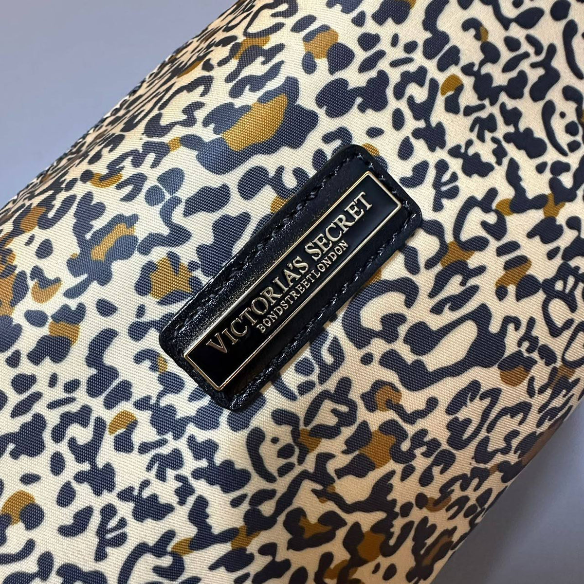 Victoria's Secret 

make up 
pouch 
new came 
good quality 

30 dhs🇦🇪🇦🇪

Zain295
♥️♥️♥️