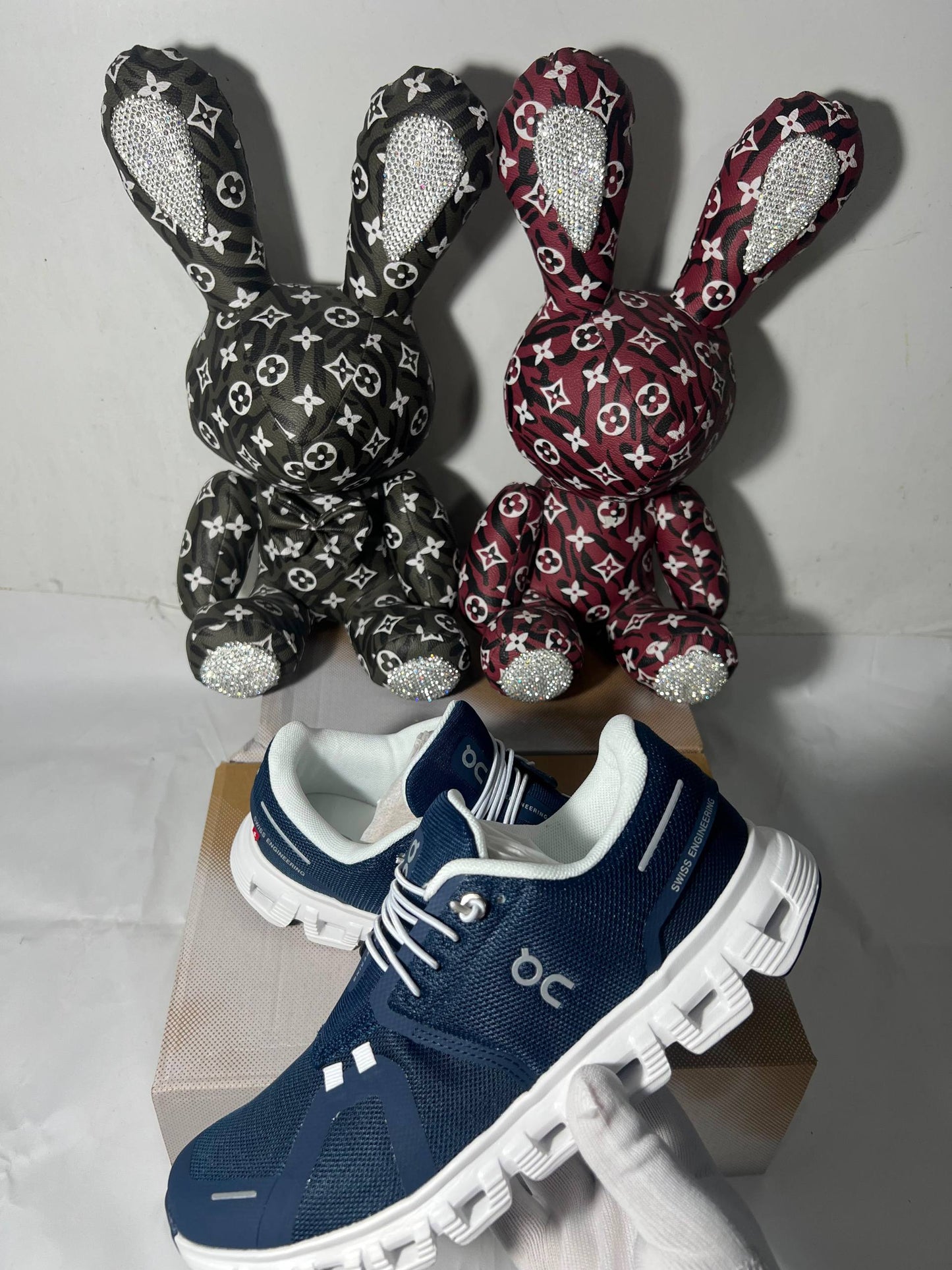 On Cloud 6 trainers in navy white 🚹
NEW ARRIVALS 😇
36-45 AVAILABLE 🤩
210 dhs🇦🇪🇦🇪

Zain242
♥️♥️♥️