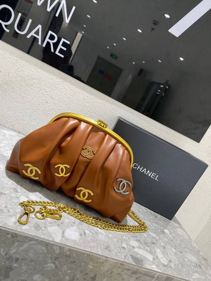 Chanel 

Best quality 

with box’s 
🎁🎁🎁

120 dhs✅
size 28 CM

Zain290
♥️♥️♥️