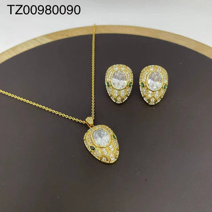 SET
Necklace 🔥
Earring 🐦‍🔥
good quality 💯
With brand boxes 🗃️ 
Paper bag 🛍️
40 dhs✅

Zain216
♥️♥️♥️