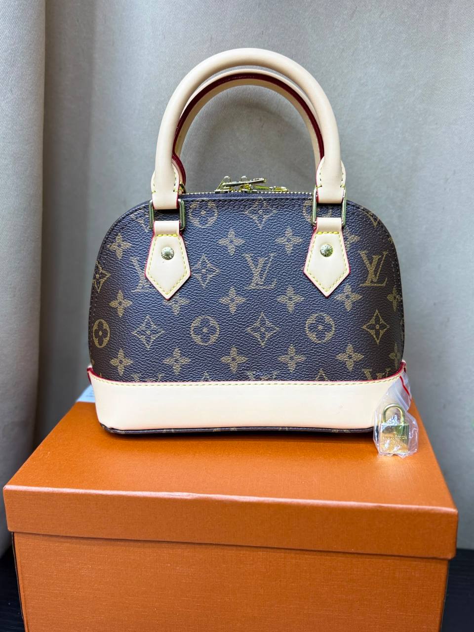 LV
Good quality 
Size 20cm
110 dhs🇦🇪🇦🇪
With box 📦🔥

Zain70
♥️♥️♥️