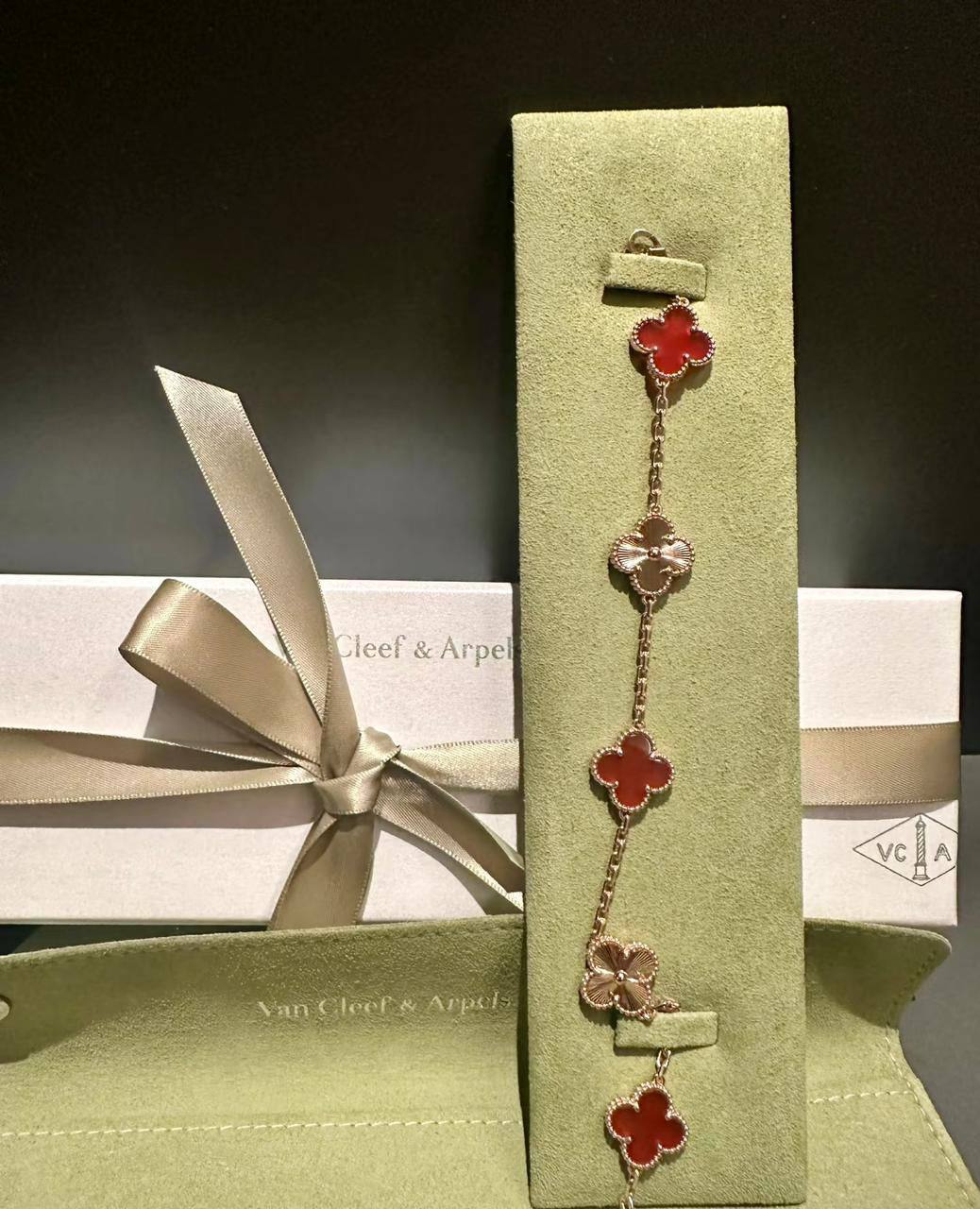 VCA ❤️‍🔥*
Bracelet 🐦‍🔥
Super master quality 💯
With normal boxes 📦 
65 dhs🪙🌨️
With master box 🗃️ 
105 dhs🪙🌨️

Zain216
♥️♥️♥️