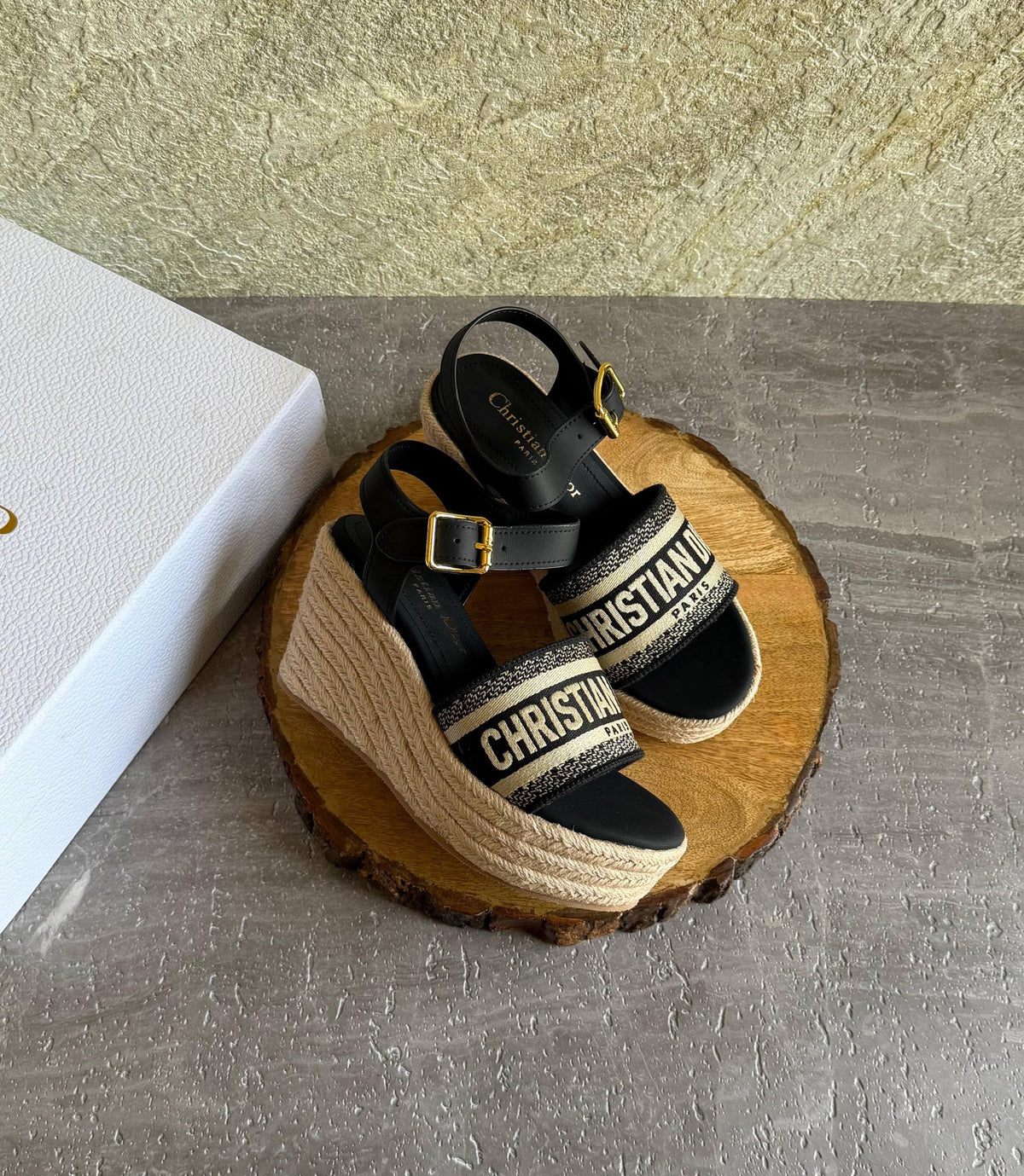 DIOR 
SuperMaster Quality 💯
560 dhs🇦🇪🇦🇪

Size: 36-41💥

Zain171
♥️♥️♥️