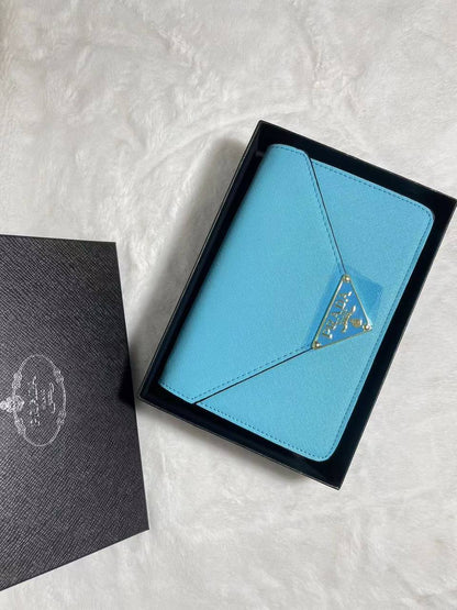 Prada 🔥
Size:21cm
80 dhs✅
With box 📦

Zain07
♥️♥️♥️