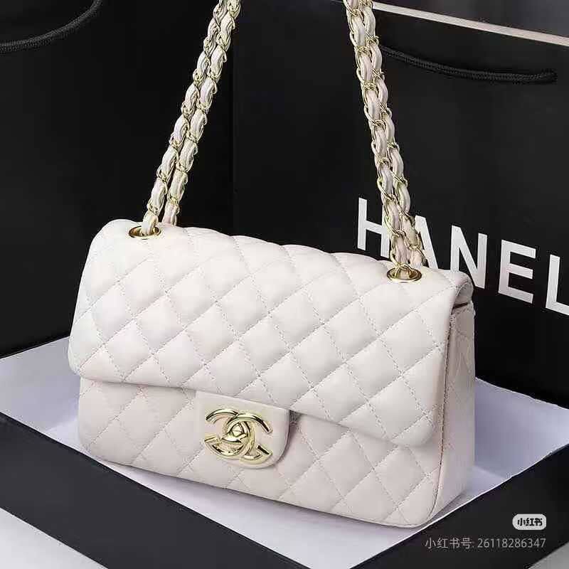Chanel 
Good Quality 

With Box 
🎁🎁🎁

110 dhs🇦🇪

Zain250
♥️♥️♥️