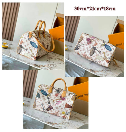 LV
 SPEEDY NEW DESIGN MASTER QUALITY 
260 dhs✅
(with leather)
30cm

Zain295
♥️♥️♥️