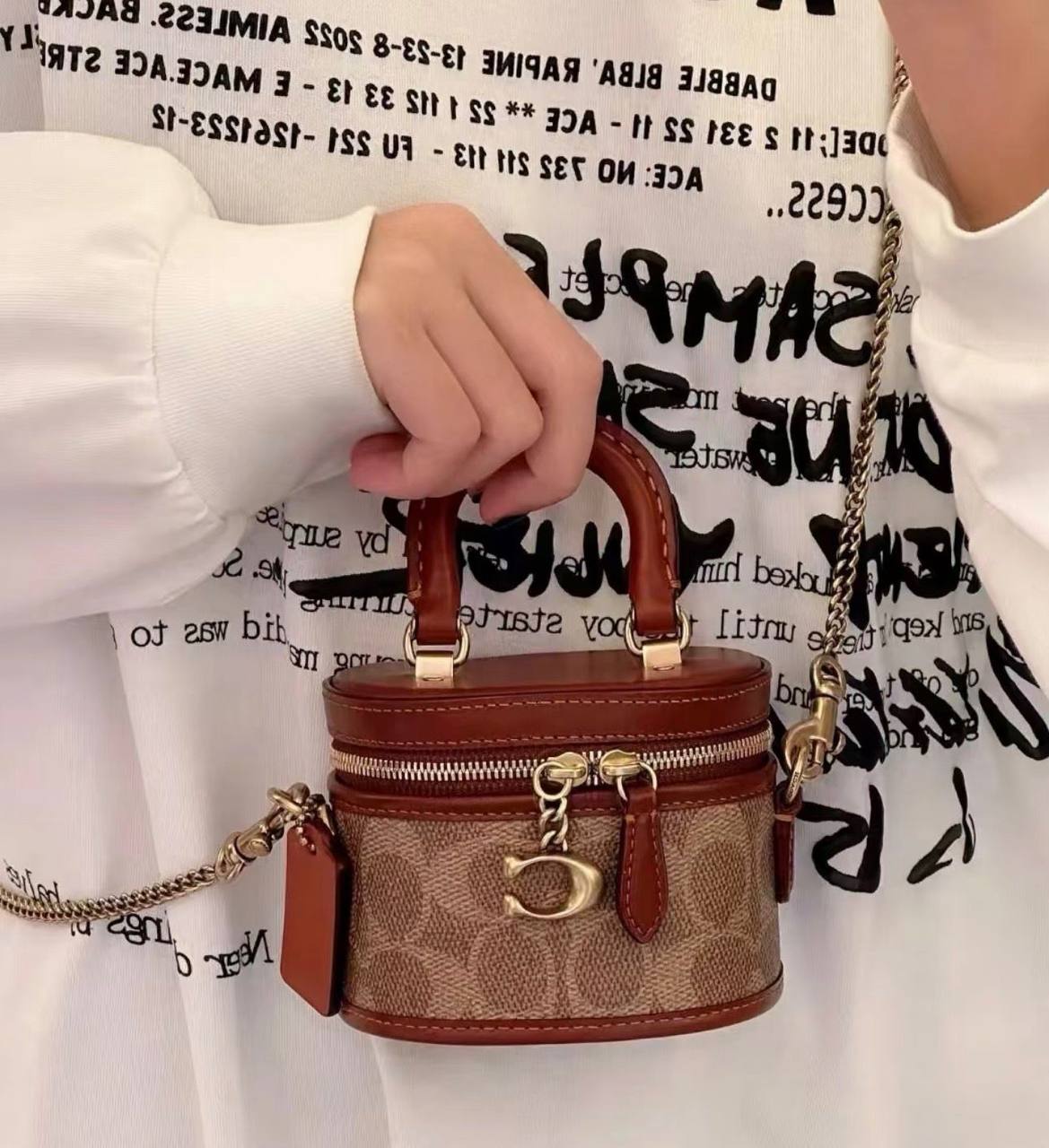 Coach
110 dhs💓

size：15cm
High-quality 

with box
🎁🎁🎁

Zain35
♥️♥️♥️