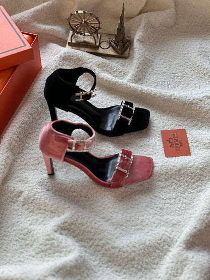 New. Hermes heel

   Size  .  36.  to 41

90 dhs❣️

Zain80
♥️♥️♥️