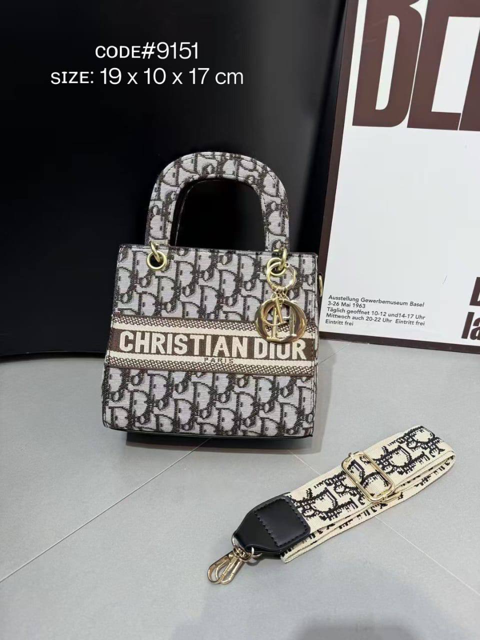 CHRISTIAN LADY DIOR
ᴄᴀɴᴠᴀs ᴍᴀᴛᴇʀɪᴀʟ
ɢᴏʟᴅ ʜᴀʀᴅᴡᴀʀᴇ
ᴡɪᴛʜ ʟᴏɴɢ ᴡᴇʙ sᴛʀᴀᴘ
sɪᴢᴇ : 19 cm

75 dhs🪙🌨️

Zain31
♥️♥️♥️