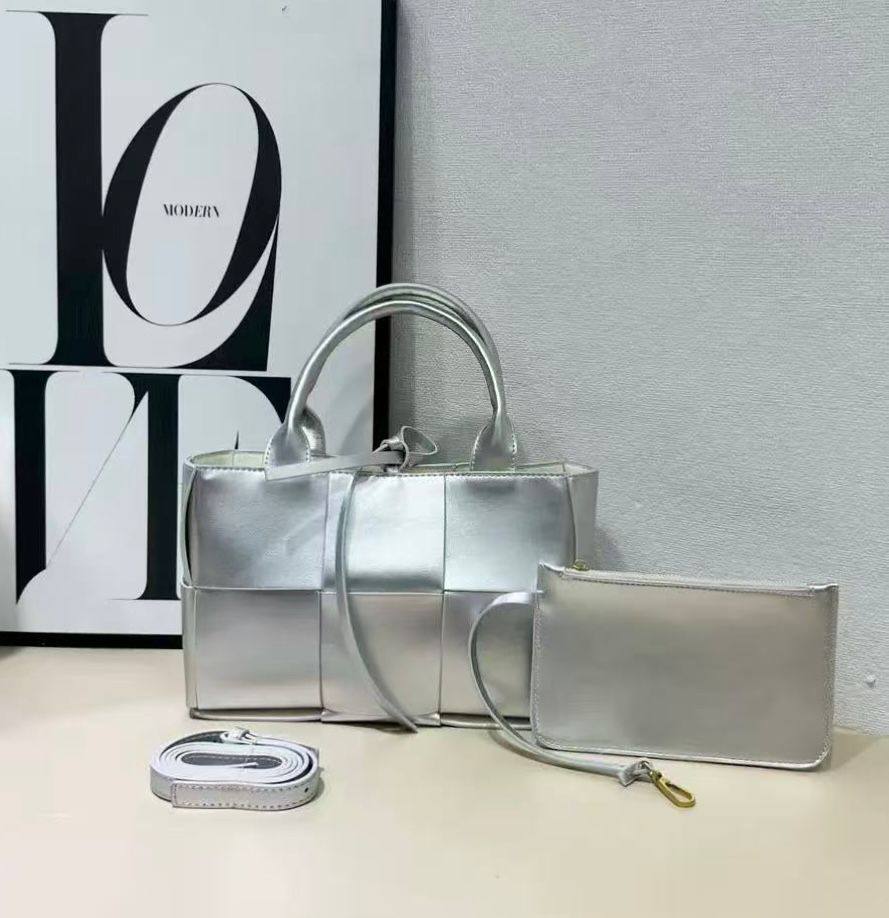 BOTTEGA 
GOOD QUALITY  

WITH BOX
🎁🎁🎁

110 dhs✅

Zain39
♥️♥️♥️