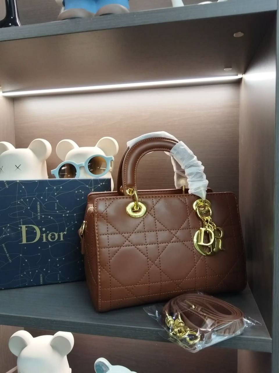 Dior
115 dhs🌺

with box
🎁🎁🎁

Size：24*12*17

Zain07
♥️♥️♥️