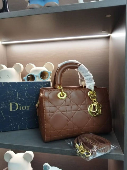 Dior
115 dhs🌺

with box
🎁🎁🎁

Size：24*12*17

Zain07
♥️♥️♥️