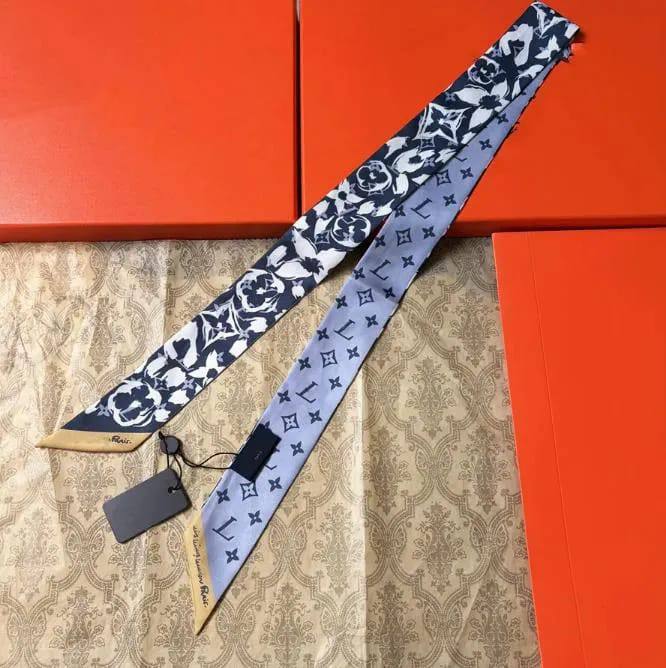 Scarf silk  
45 dhs🇦🇪🇦🇪 with box

Zain312
♥️♥️♥️