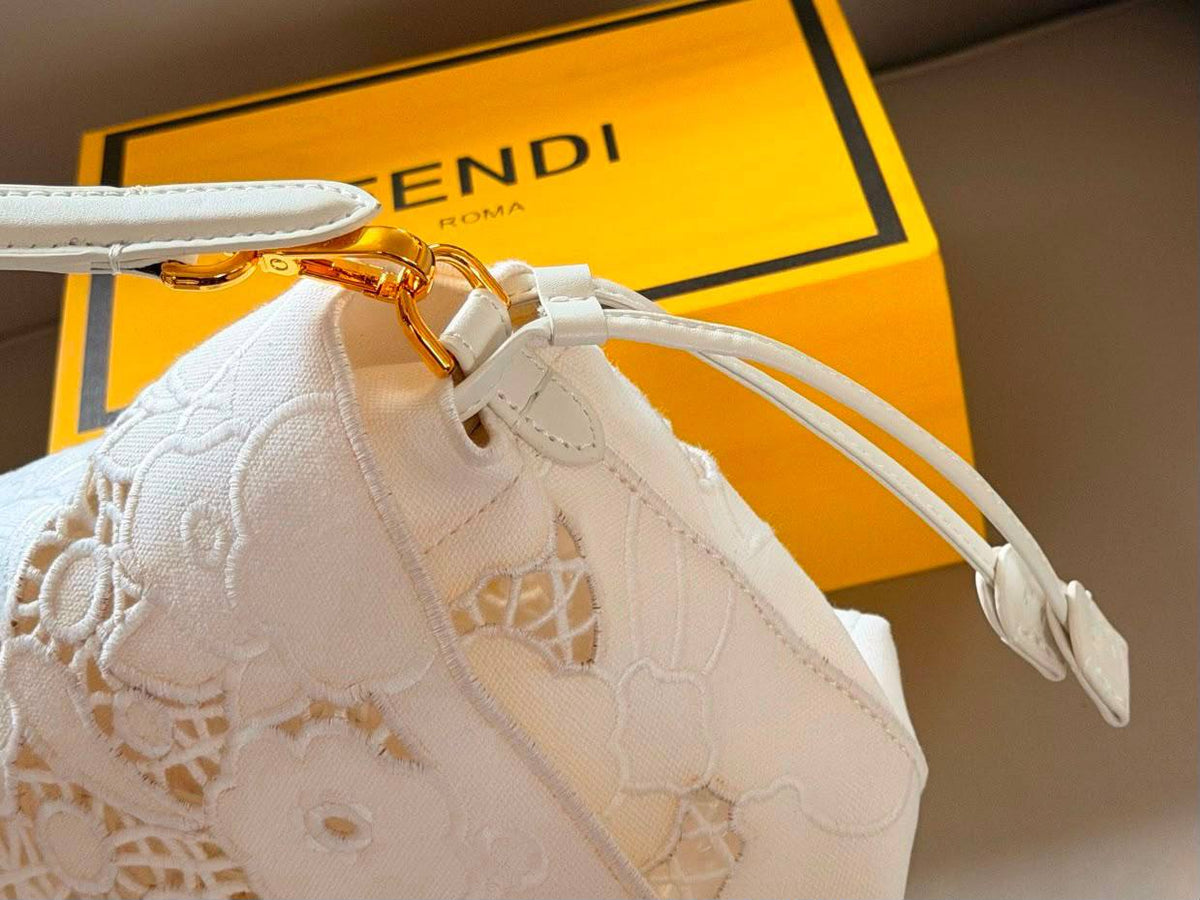 FENDI 

NEW DESIGN 

MASTER QUALITY 
WITH BOX 
295 dhs🇦🇪🇦🇪

Zain295
♥️♥️♥️