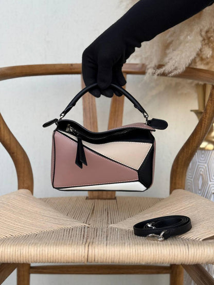 LOEWE

18cm

340 dhs🪙🌨️
Top quality 

With box🎁

Zain167
♥️♥️♥️
