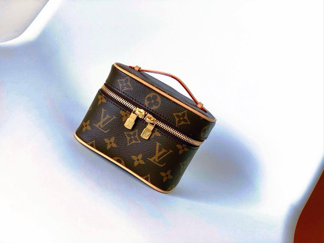 LV

Good QUALITY 

WITH BOX 

MEDUIM SIZE 110 DHS…..
SMALL SIZE 100 DHS……

Zain17
♥️♥️♥️