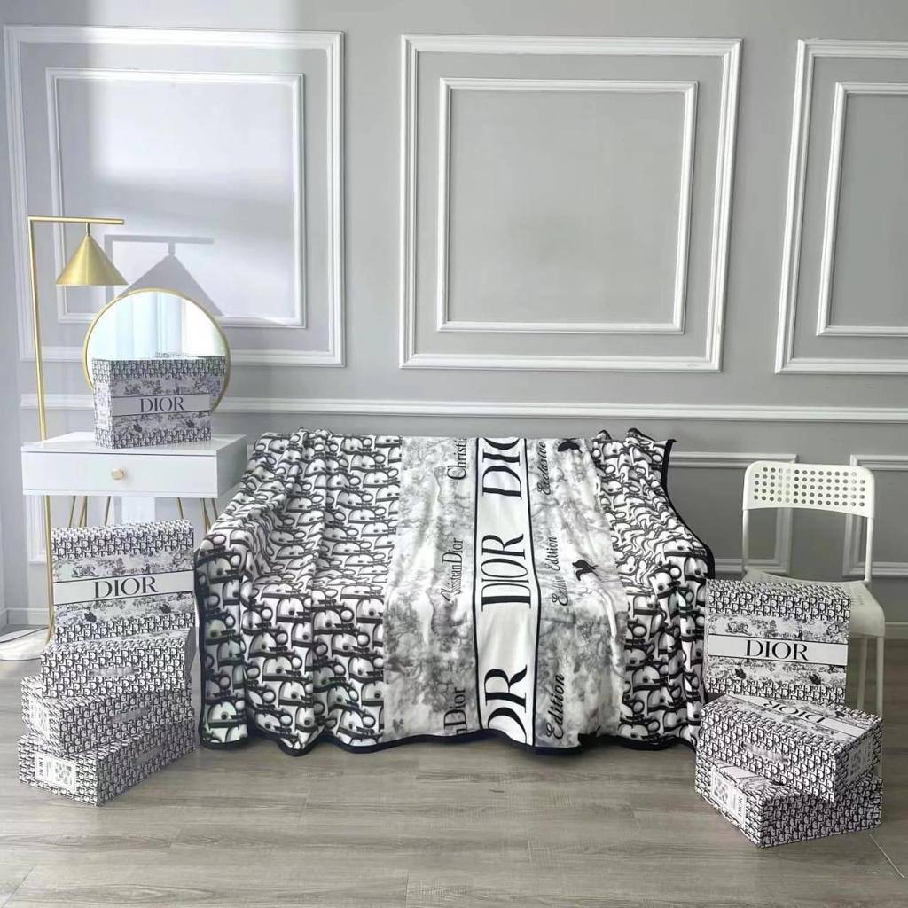 Master blanket 

Good quality 
Velvet 

Size 150*200

With boxes 🧳🧳🧳
45 dhs🪙💕

Zain99
♥️♥️♥️