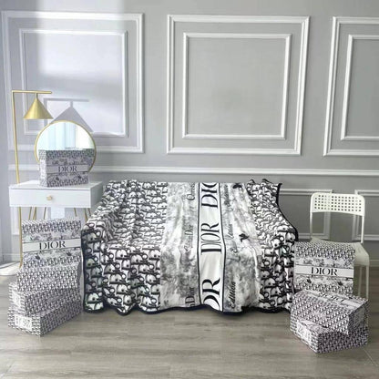 Master blanket 

Good quality 
Velvet 

Size 150*200

With boxes 🧳🧳🧳
45 dhs🪙💕

Zain99
♥️♥️♥️