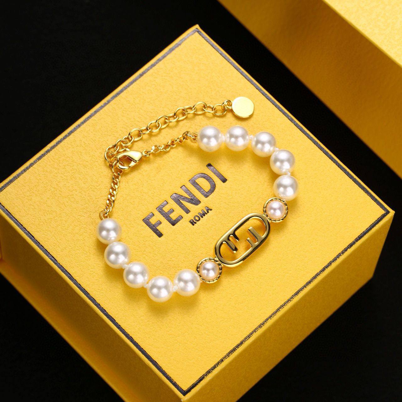 Fendi set* 🦋
Necklace 
Bracelet 
Master quality 

105 dhs🪙🌨️
normal box 📦

Zain48
♥️♥️♥️