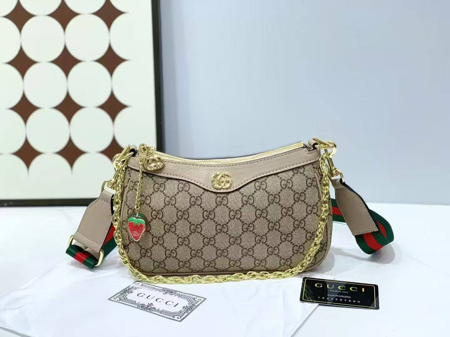 Gucci

with box
🎁🎁🎁

100 dhs🪙🌨️

Zain143
♥️♥️♥️