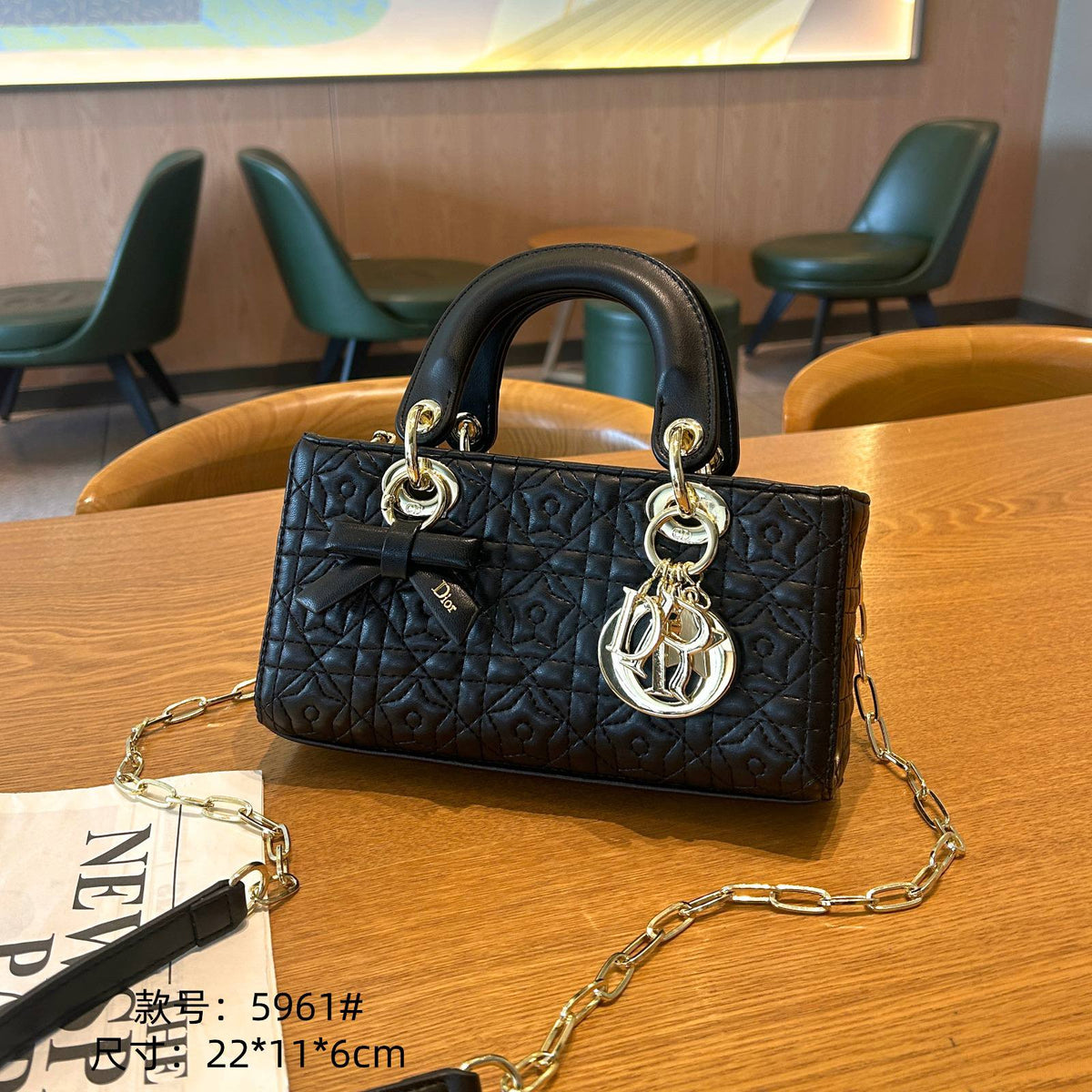 DIOR
best quality 
with box

 125 dhs🇦🇪🇦🇪  

size22CM

Zain290
♥️♥️♥️