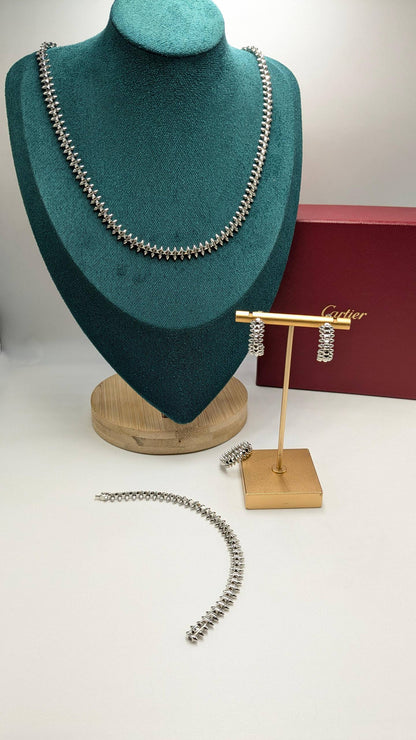 Cartier
*Master Quality* 
*Necklace, Earrings, Bracelet & Finger Ring*
380 dhs💓
with Good Box 🎁

Zain210
♥️♥️♥️