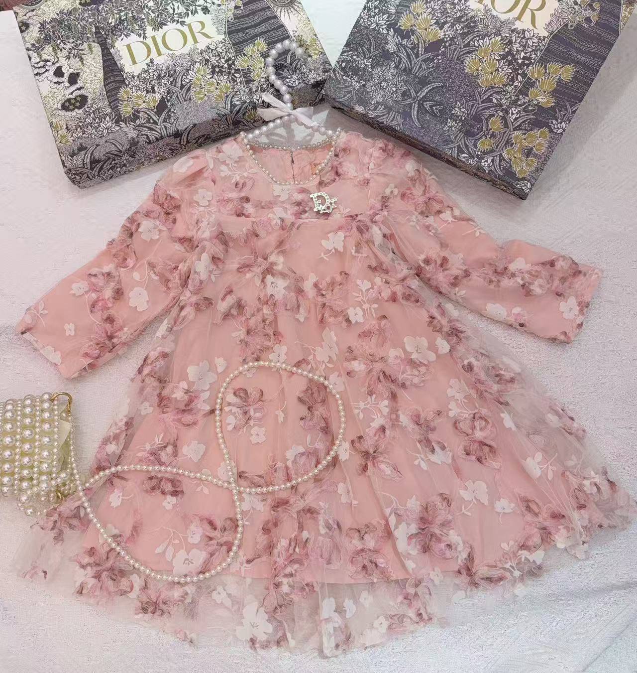 Dior
1-12y 210 dhs❣️

Zain151
♥️♥️♥️