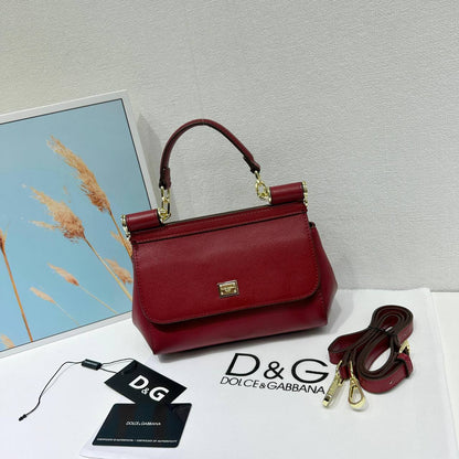 D&G
High quality 
Size: 20cm

With box 
🎁🎁🎁

110 dhs🪙🖤

Zain50
♥️♥️♥️