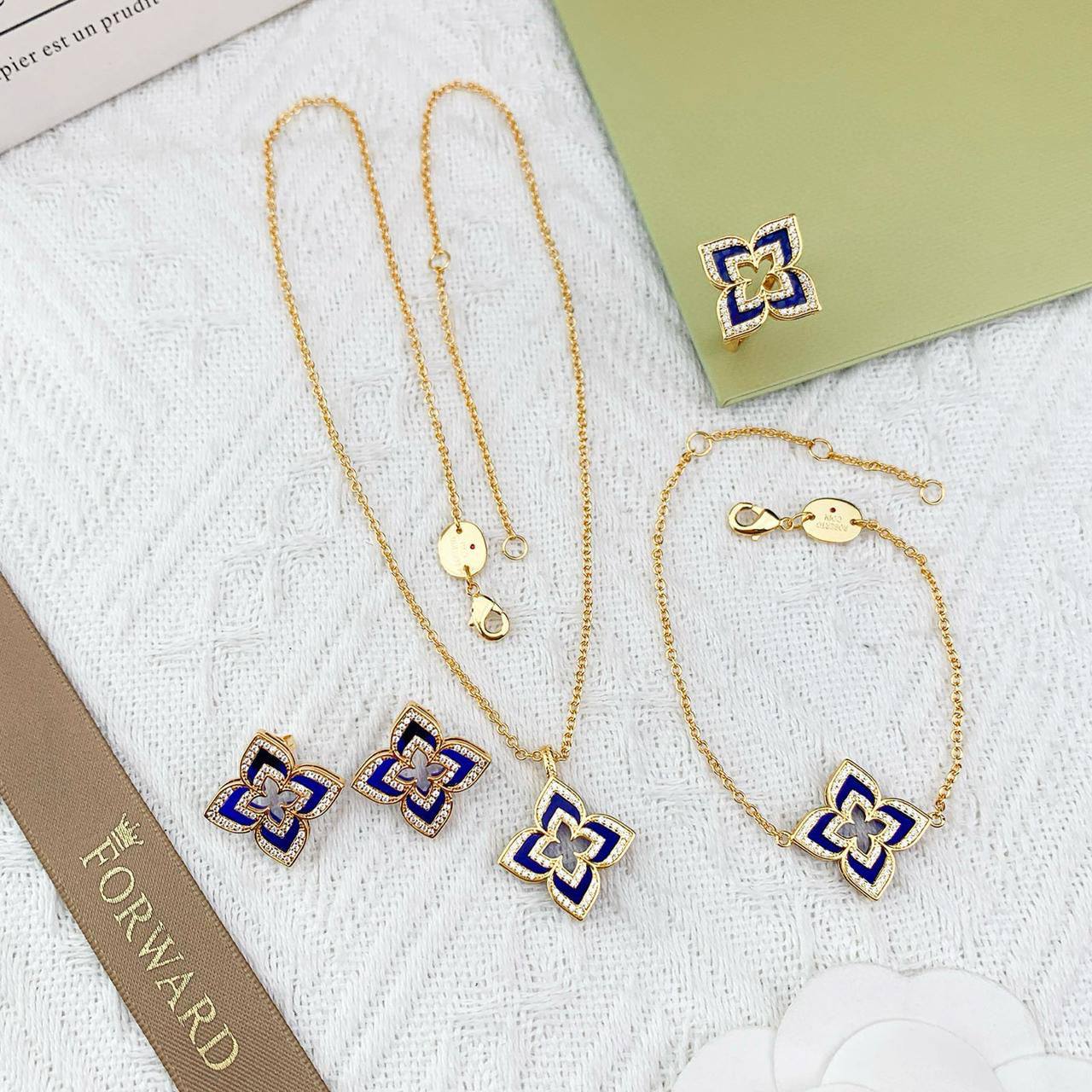 ROBERTO COIN SET🌊*
Necklace ❤️‍🔥
Earring 💥
Bracelet 🍁
Ring 💍 size available 👇
6,7,8,9

Master quality 💯
With normal boxes 📦 
150 dhs🪙🌨️

With master box 🗃️ 
230 dhs🪙🌨️

Zain228
♥️♥️♥️