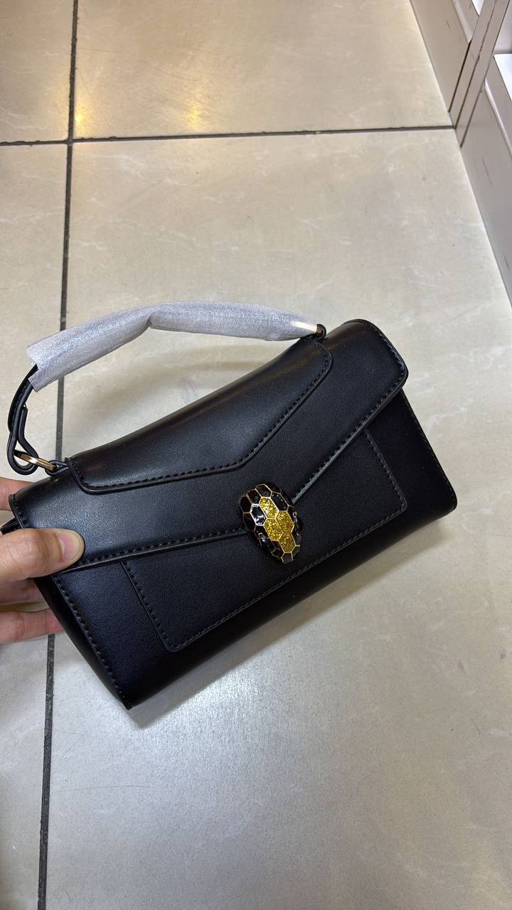 Bvlgari
good quality, 
comes with box, 👌👌🎁

size... 21*13 cm 
120 dhs🇦🇪

Zain12
♥️♥️♥️