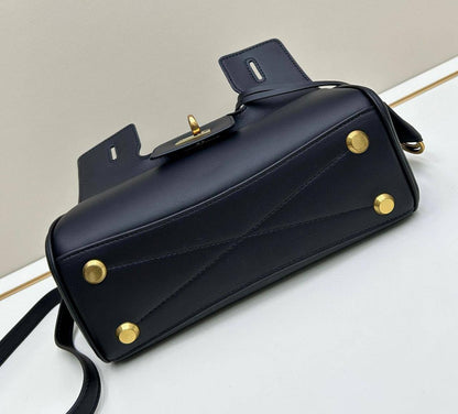 BALENCIAGA

 Bel Air small size copy one 
150 dhs❣️

Zain39
♥️♥️♥️
