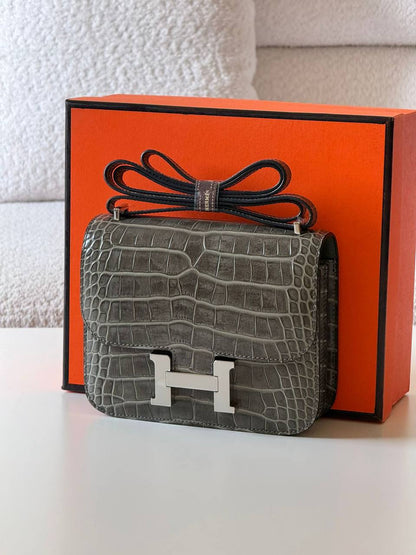 Hermes constance croc epsom 18cm💕master quality😍with box❤️
🎁🎁🎁

600 dhs🪙🖤🇦🇪

Zain52
♥️♥️♥️