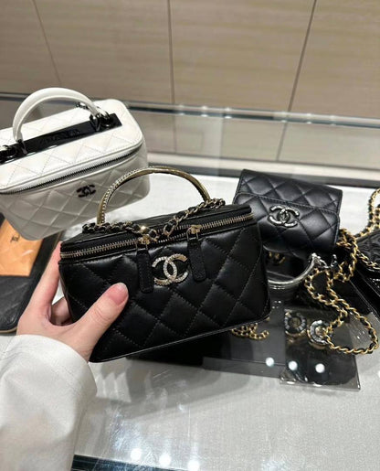 Chanel

110 dhs❣️

High-quality product 
with box
🎁🎁🎁

Zain35
♥️♥️♥️