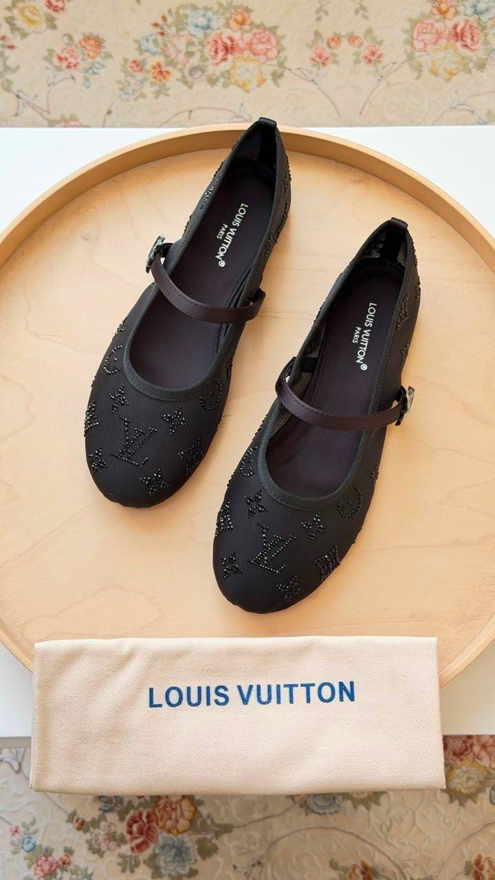 LV
Master quality 
Size: 36 to 41
450 dhs✅

Zain318
♥️♥️♥️