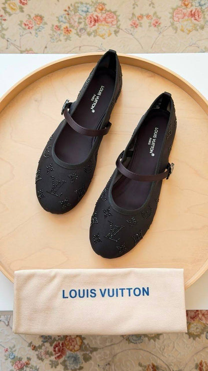 LV
Master quality 
Size: 36 to 41
450 dhs✅

Zain318
♥️♥️♥️