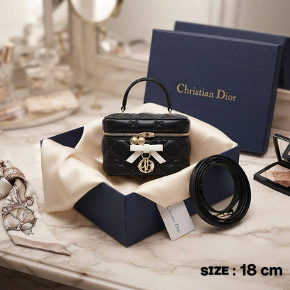 Dior
ʙᴏᴡ ᴠᴀɴɪᴛʏ ᴛᴏᴘ ʜᴀɴᴅʟᴇ
ᴡɪᴛʜ ᴅᴇᴛᴀᴄʜᴀʙʟᴇ sᴛʀᴀᴘ
ɢᴏʟᴅ ʜᴀʀᴅᴡᴀʀᴇ
sɪᴢᴇ : 18 cm
ᴡɪᴛʜ BOX

120 dhs✅

Zain31
♥️♥️♥️