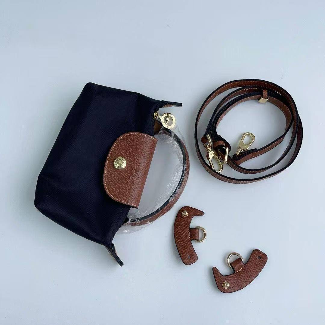 Long Champ
17 cm
55 dhs🪙🌨️

Zain17
♥️♥️♥️