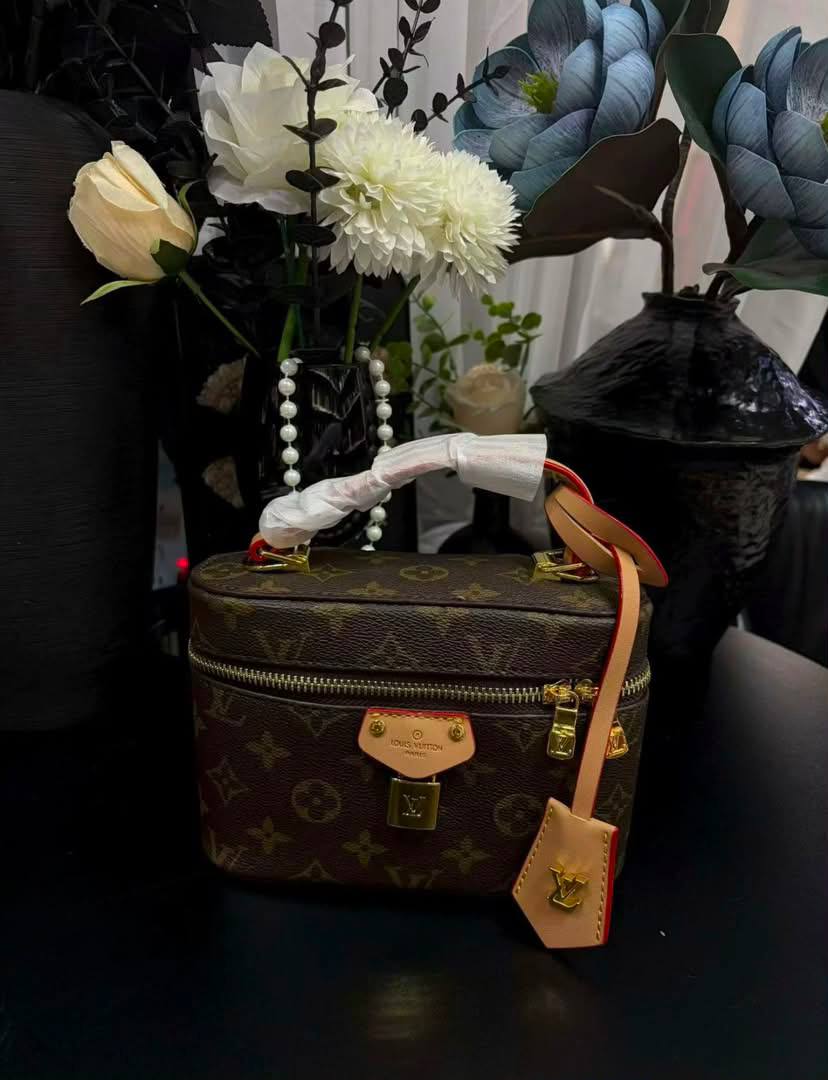 LV
95 dhs✅
With the box
🎁🎁🎁

Zain35
♥️♥️♥️
