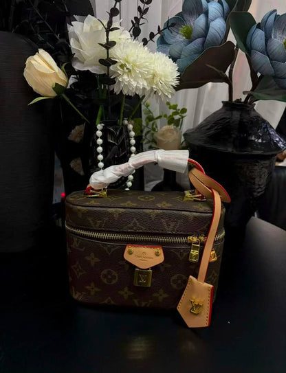 LV
95 dhs✅
With the box
🎁🎁🎁

Zain35
♥️♥️♥️